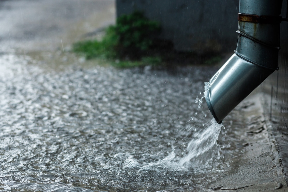 Gutters causing mud in backyards need to be fixed with instructions